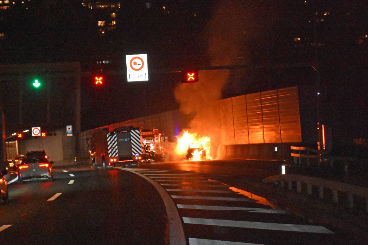 Personenwagen geriet in Brand auf der A2 bei Kriens