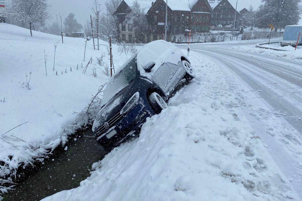 Meist handelt es sich um Fahrzeuge, die auf schneebeckter Fahrbahn im Kanton Zug ins Schleudern geraten waren
