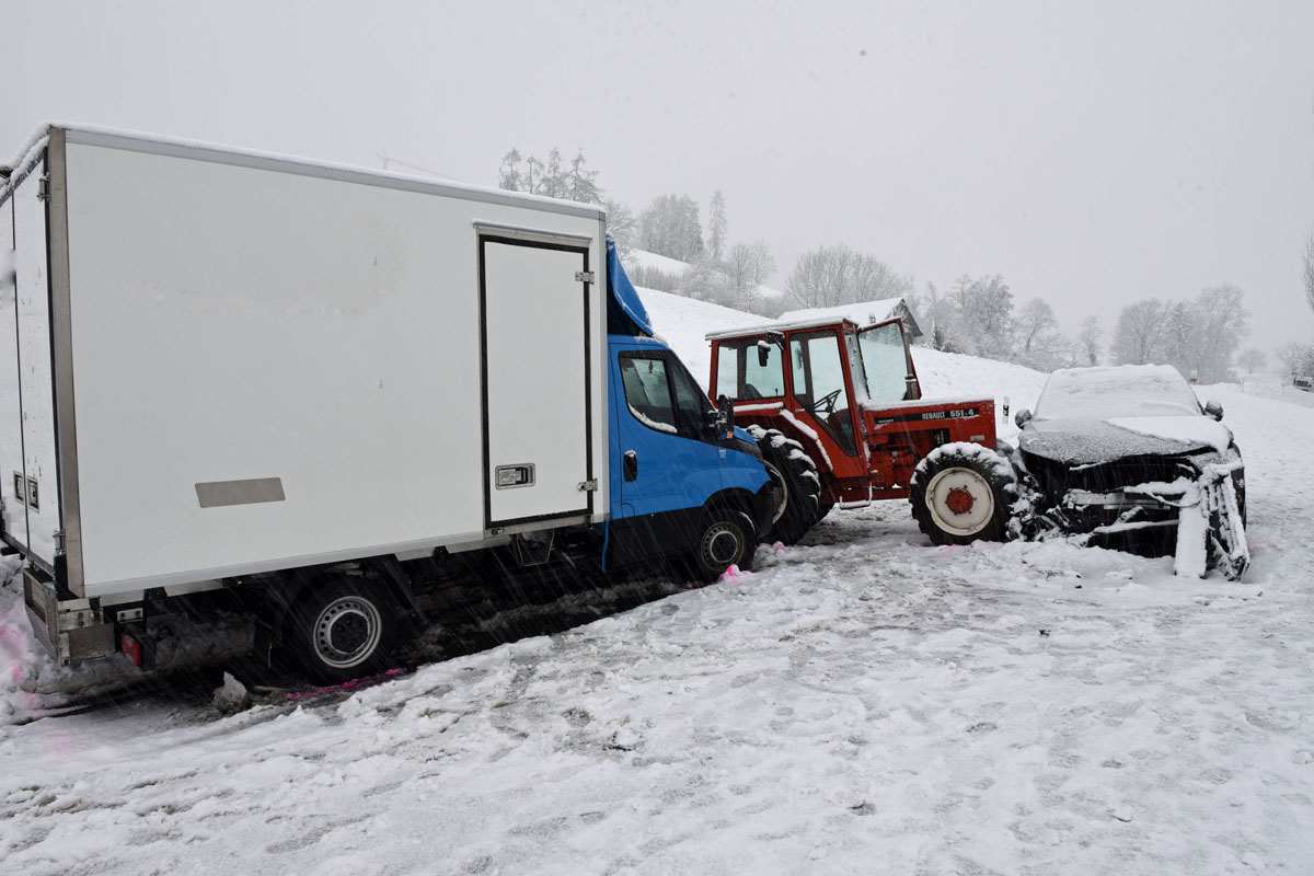 Verkehrsunfälle, steckengebliebene Lastwagen und umgestürzte Bäume beschäftigten die Luzerner Polizei