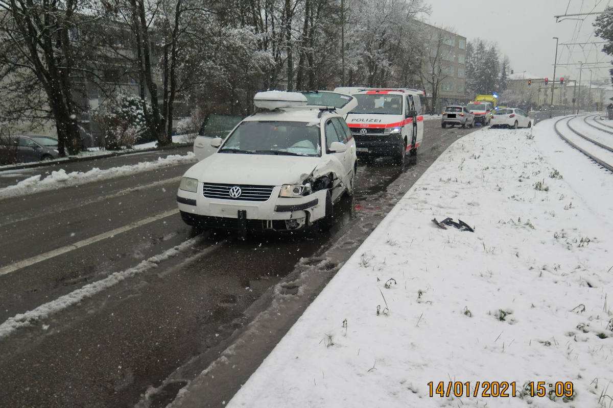 Frontalkollision zwischen zwei Personenwagen in Münchenstein