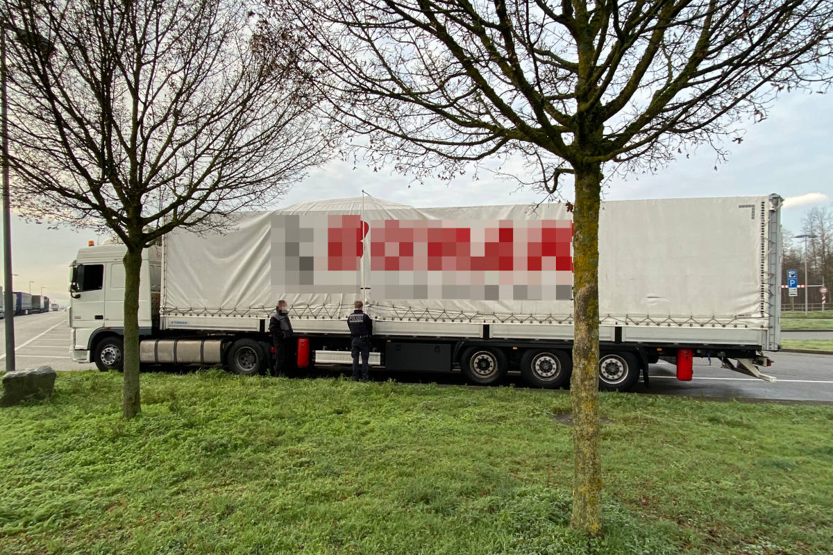 LKW im Huckepack auf der A5 bei Mahlberg