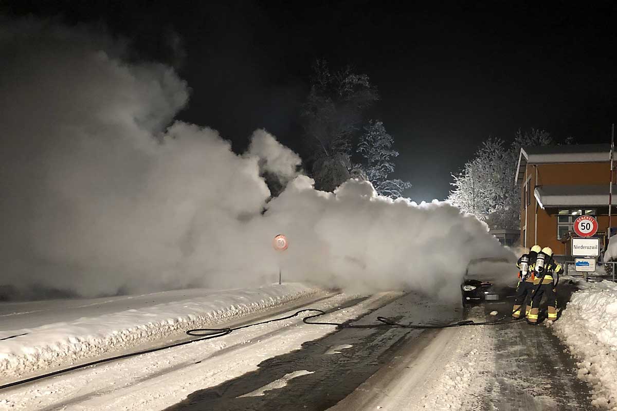 Durch die örtliche Feuerwehr konnte in Niederuzwil das Feuer schnell unter Kontrolle gebracht werden