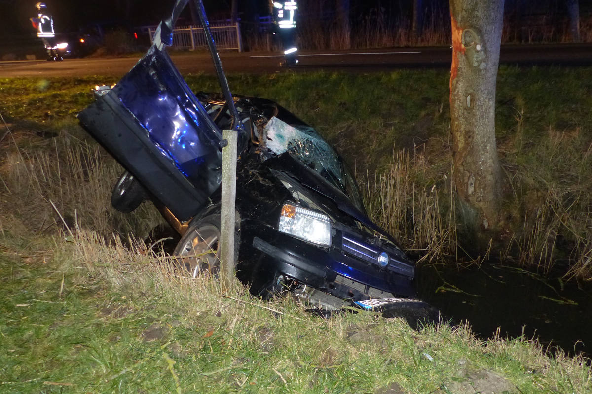 Ausweichmanöver endet vor zwei Bäumen in Wurster Nordseeküste