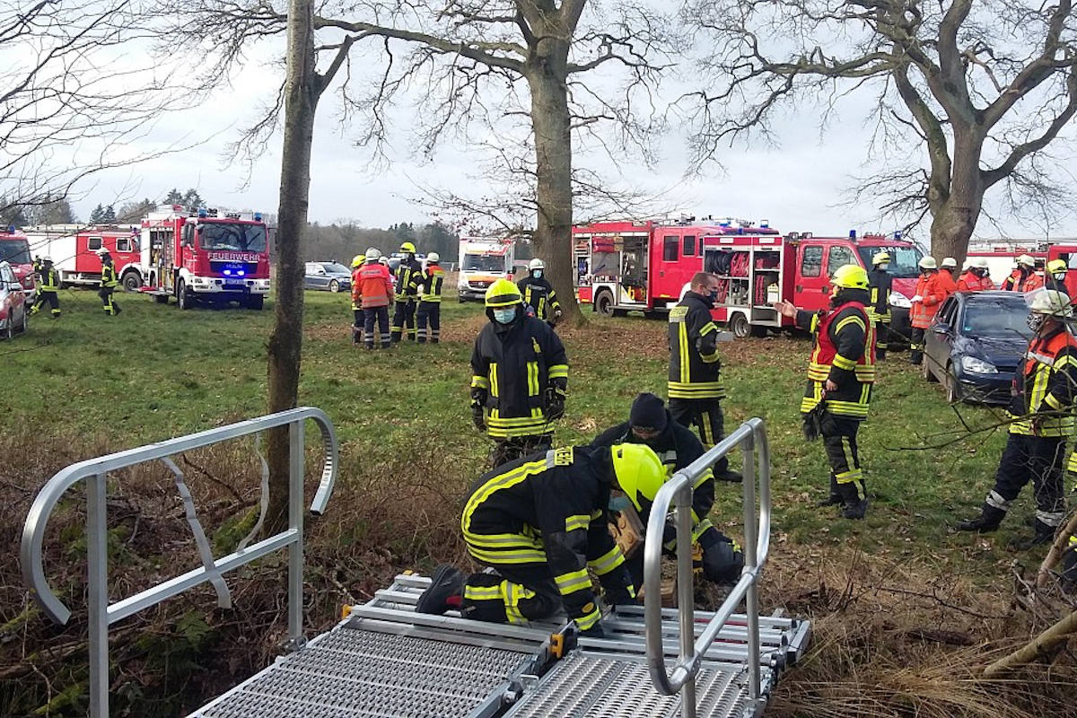 Unter Baum eingeklemmt und schwer verletzt in Deepen