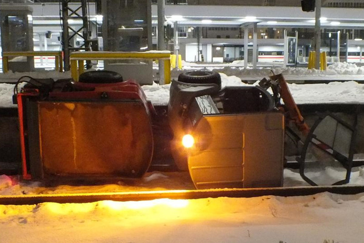 Das Fahrzeug stürzte in München ins Gleisbett