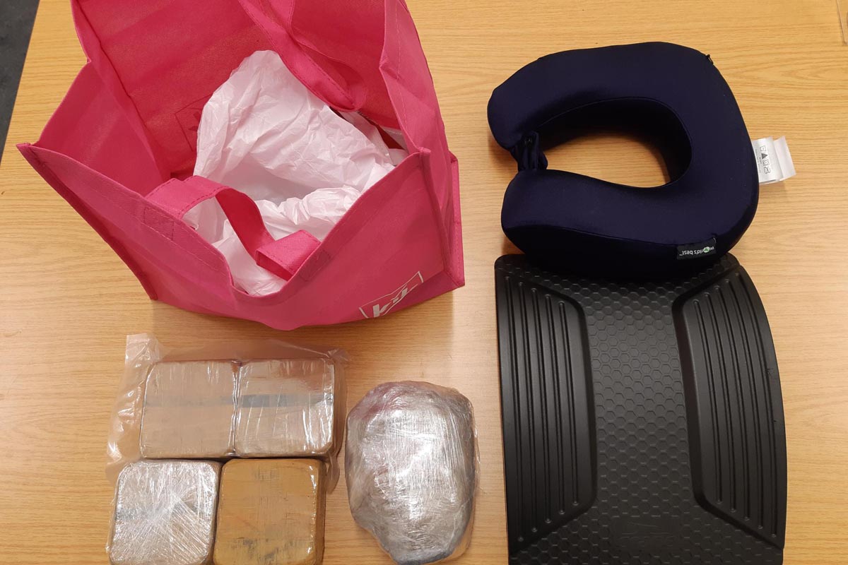 Neben den Drogen befanden sich auch ein Sitz- und ein Nackenkissen in der Tasche