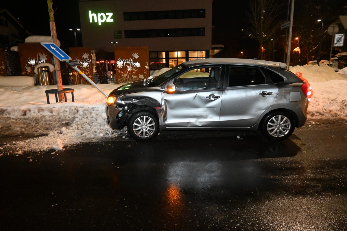 In Schaan FL verursachte gestern eine Lenkerin einen Unfall und fuhr einfach weiter.