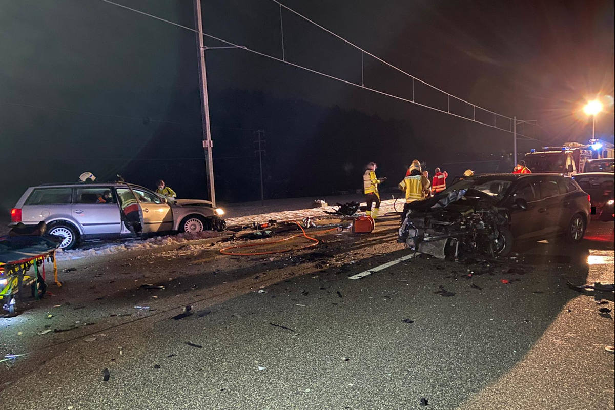 Frontalkollision zwischen zwei Personenwagen in Bubendorf