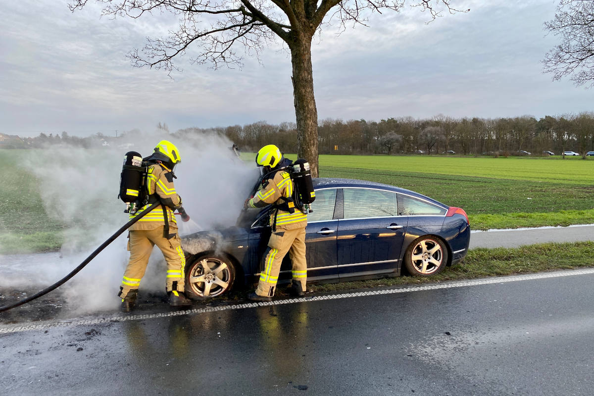 Pkw in Alpen in Flammen aufgegangen