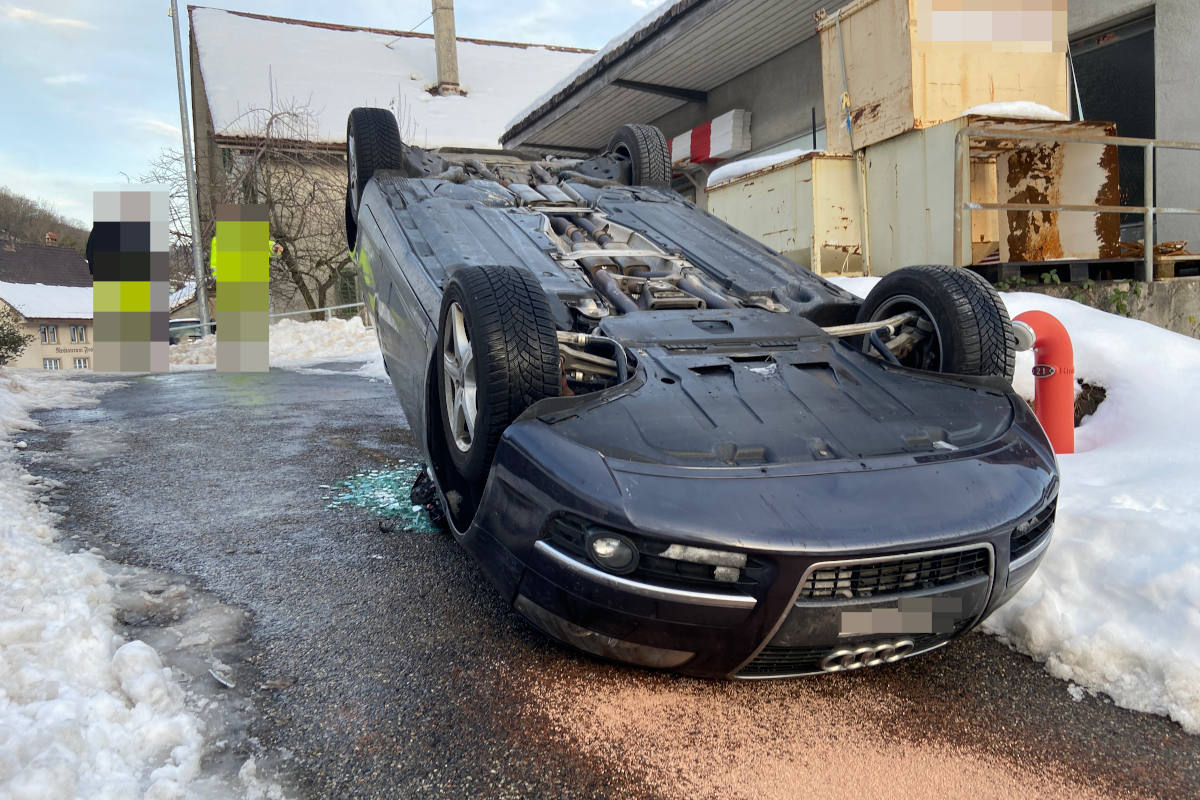 Auto aufs Dach gelegt in Thalheim AG