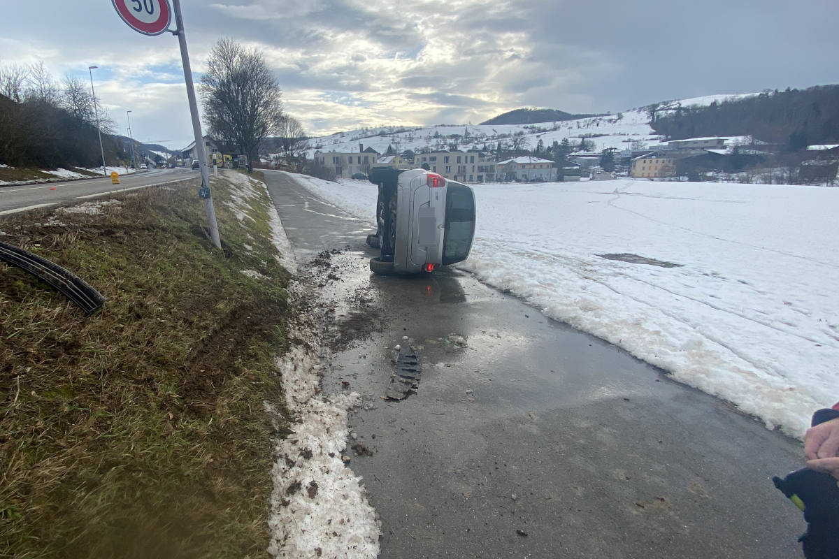 Auto auf die Seite gekippt in Magden