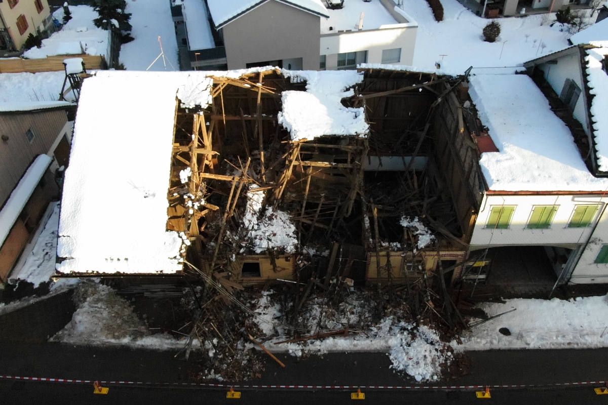 Strassensperrung nach Scheuneneinsturz in Oberbüren