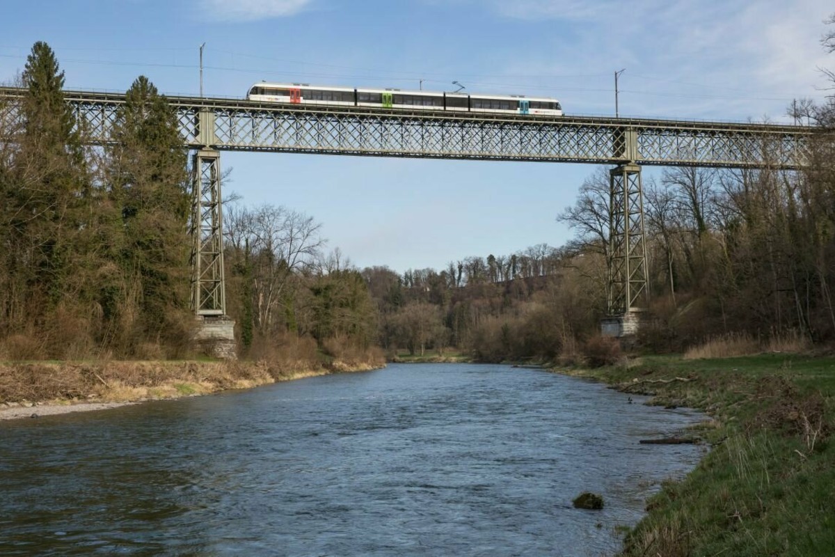 Thurbücke Ossingen mit Thurbo-Zug (Fotograf: Georg Trüb)