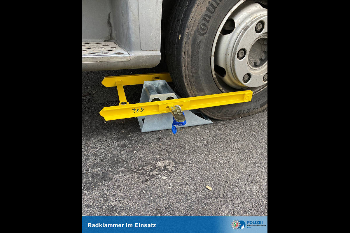 Stillgelegter LKW auf der A4 bei Köln