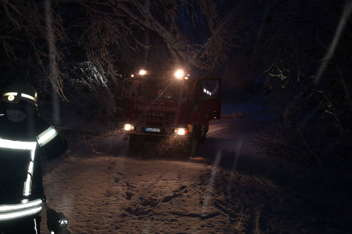 Baum auf Straße gestürzt bei Breckerfeld