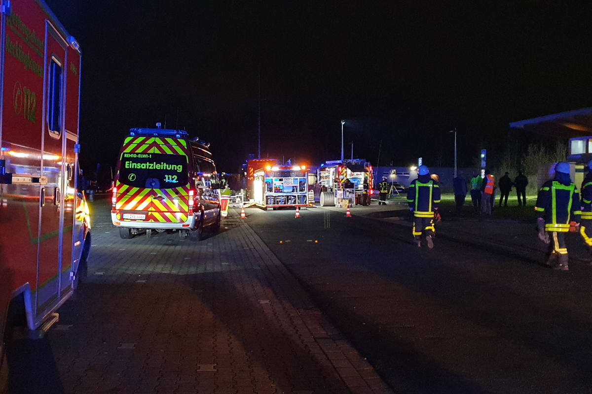 LKW-Zugmaschine fährt in Baumreihe auf Autobahnparkplatz bei Recklinghausen