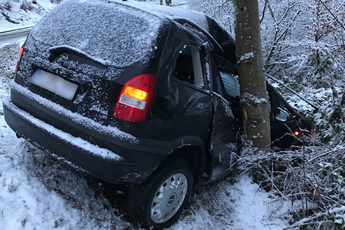 Von der winterglatten Strasse gerutscht ist dieser Opel-Fahrer in Kaiserslautern