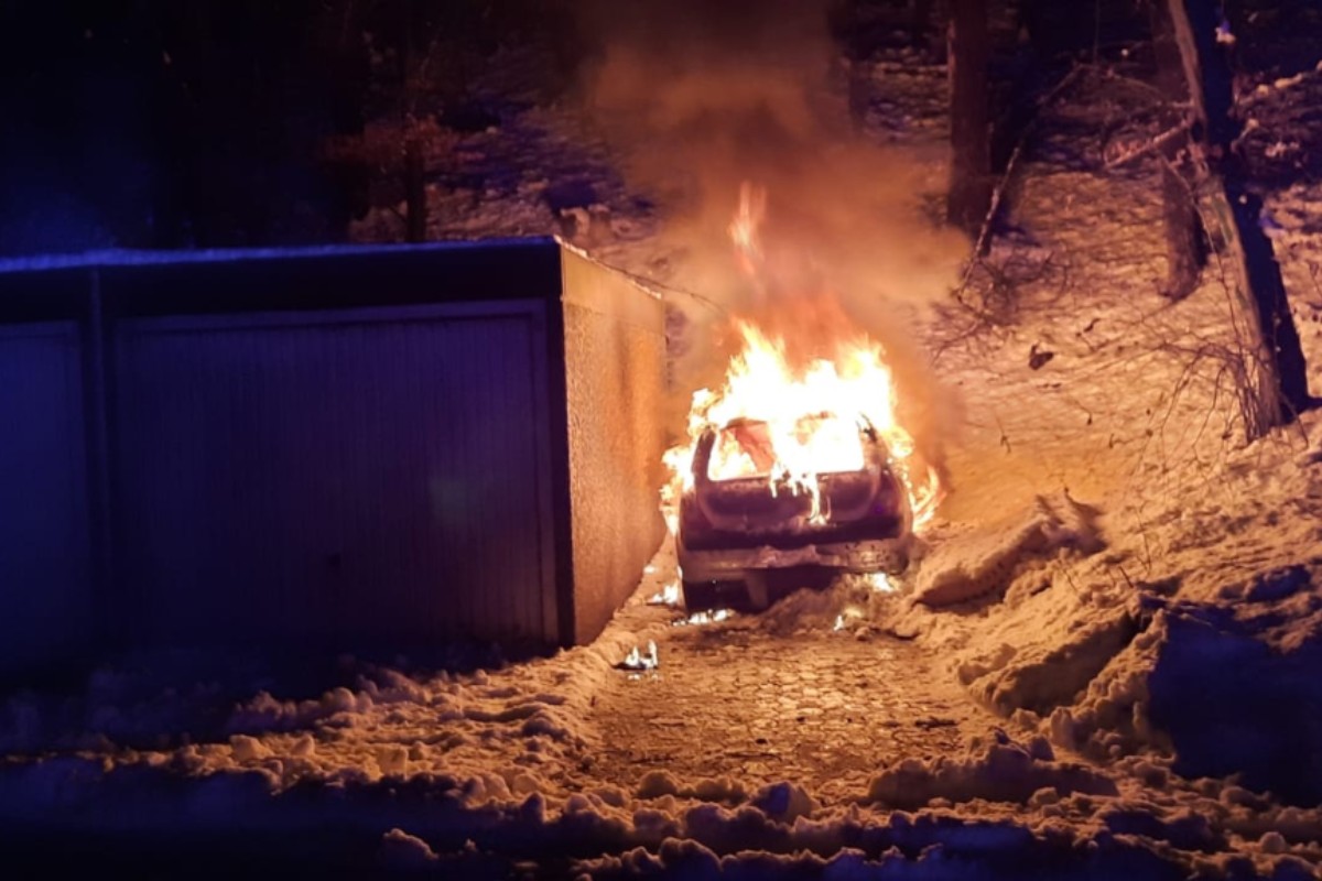 In Velbert brannte ein Renault komplett aus