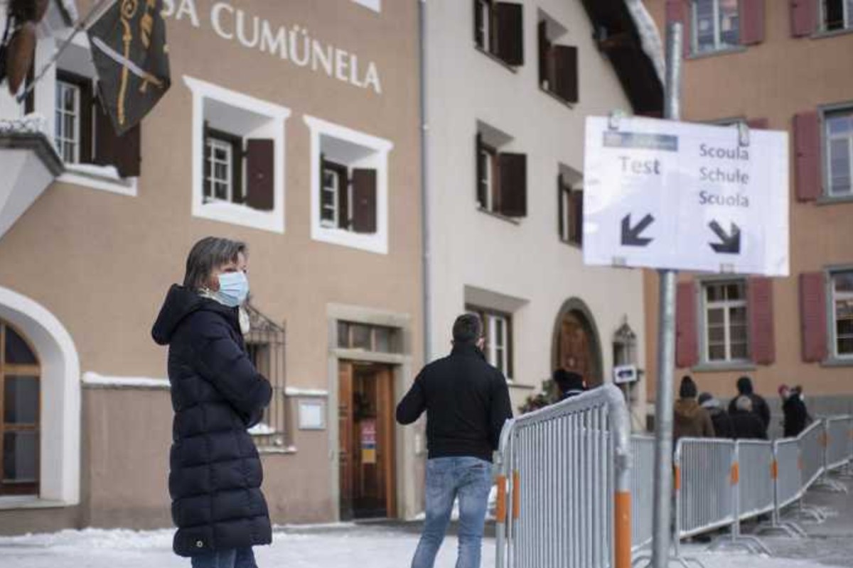 Personen stehen im Dezember 2020 für einen freiwilligen Massentest in Zuoz GR an.