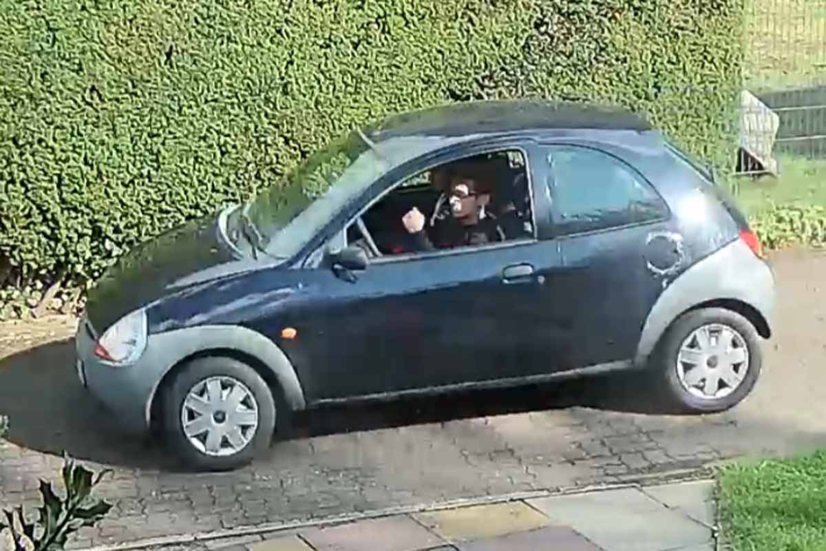 Die Tatverdächtigen begaben sich mittels PKW Ford Ka zum Tatort