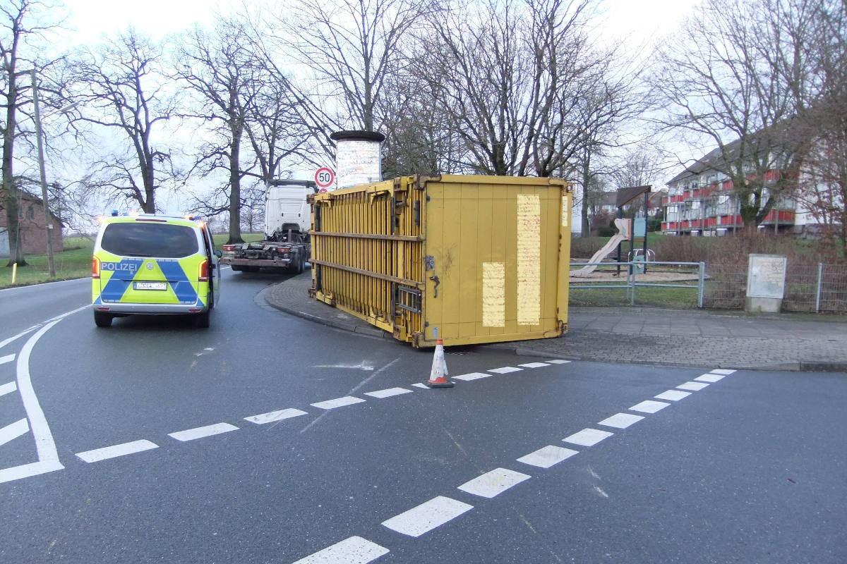 Lkw verliert Container in Bielefeld