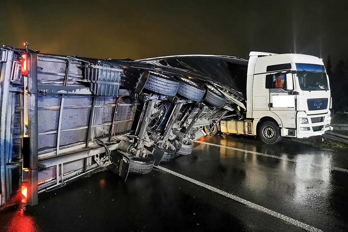 Die Zugmaschine hatte sich in der Leitplanke mit dem Auflieger verkeilt