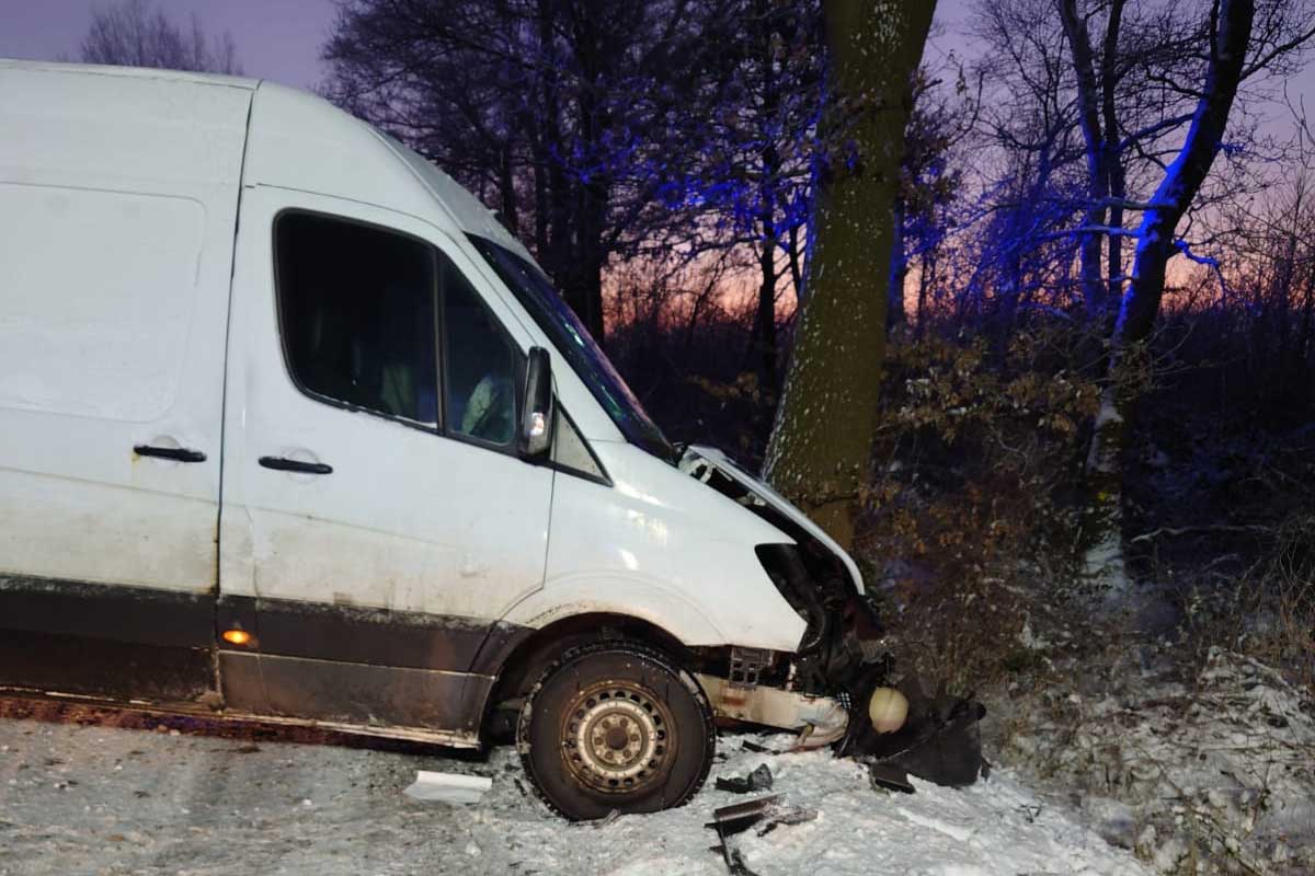 Verkehrsunfall auf eisglatter Straße