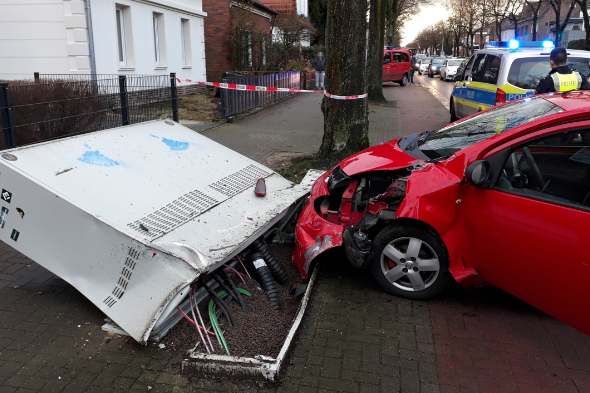 In Kleve krachte ein Pkw in einen Verteilerkasten