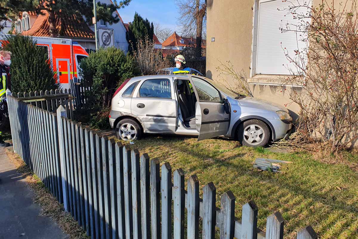 Der alleinige Insasse verletzte sich bei dem Unfall und wurde durch den Rettungsdienst in das Krankenhaus transportiert