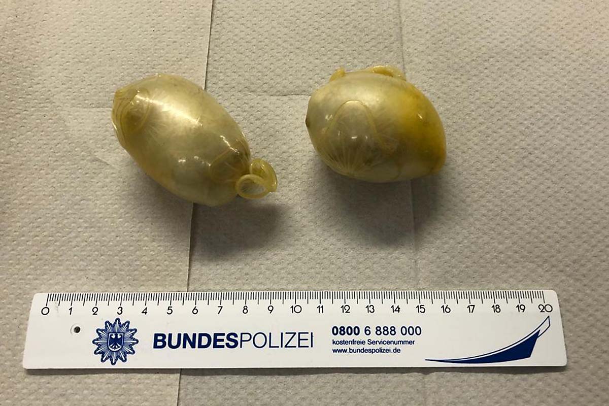 Die Bundespolizei beschlagnahmte die knapp 40g Heroin und die 25 Tabletten und leitete ein Ermittlungsverfahren wegen des Verstoßes gegen das Betäubungsmittelgesetz ein