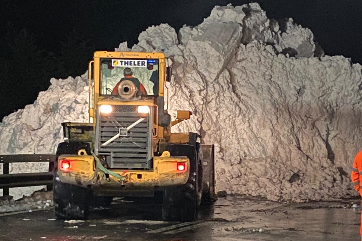 Eine Lawine hat gestern bei Ried-Brig VS die Simplonstrecke blockiert.