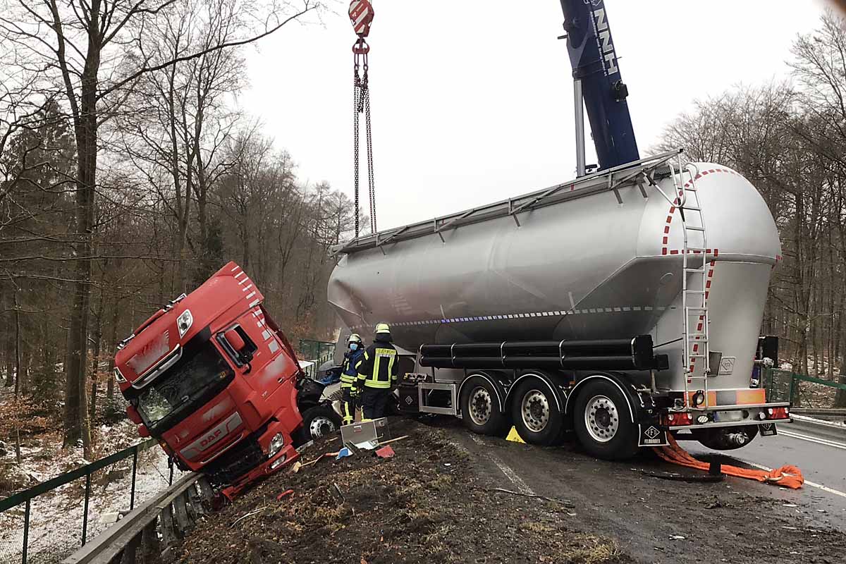 Größere Mengen Dieselkraftstoff liefen auf die Fahrbahn sowie ins Gelände