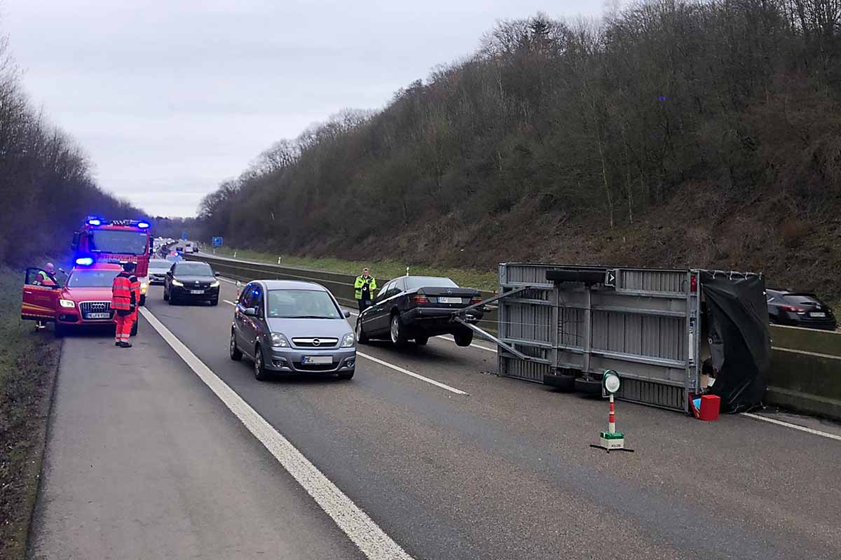 Dabei war der mit Möbeln und Hausrat beladene Anhänger umgestürzt und hatte das Zugfahrzeug mit der Deichsel aufgebockt, so dass der Mercedes mit der Hinterachse in der Luft hängend und entgegen der Fahrtrichtung auf der linken Fahrspur stand