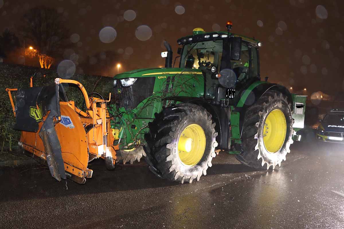 Im Rahmen der Fahndung konnte der Traktor verlassen im Bereich eines Lebensmittelgeschäftes in Radevormwald vorgefunden werden