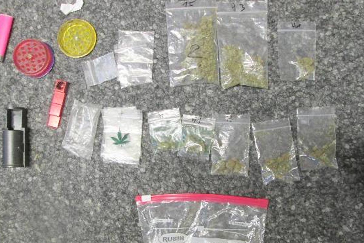 Die Polizei beschlagnahmte den aufgefundenen Rucksack mit dem Rauschgift, zwei verbotene Messer und das Bargeld und leitete gegen die beiden Jugendlichen Strafverfahren ein