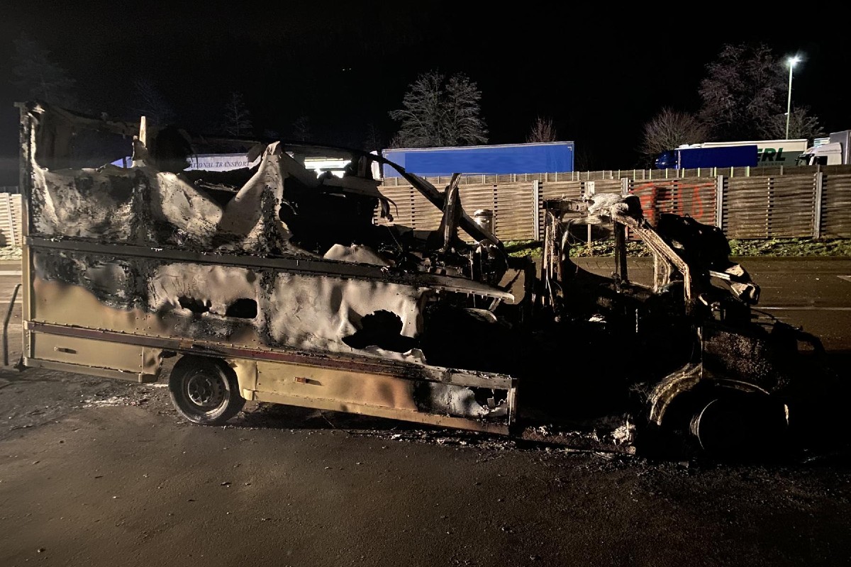 Tenniken BL – Der Lieferwagen brannte komplett aus.