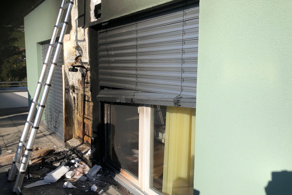 In Balgach SG brannte es gestern wegen heisser Asche.