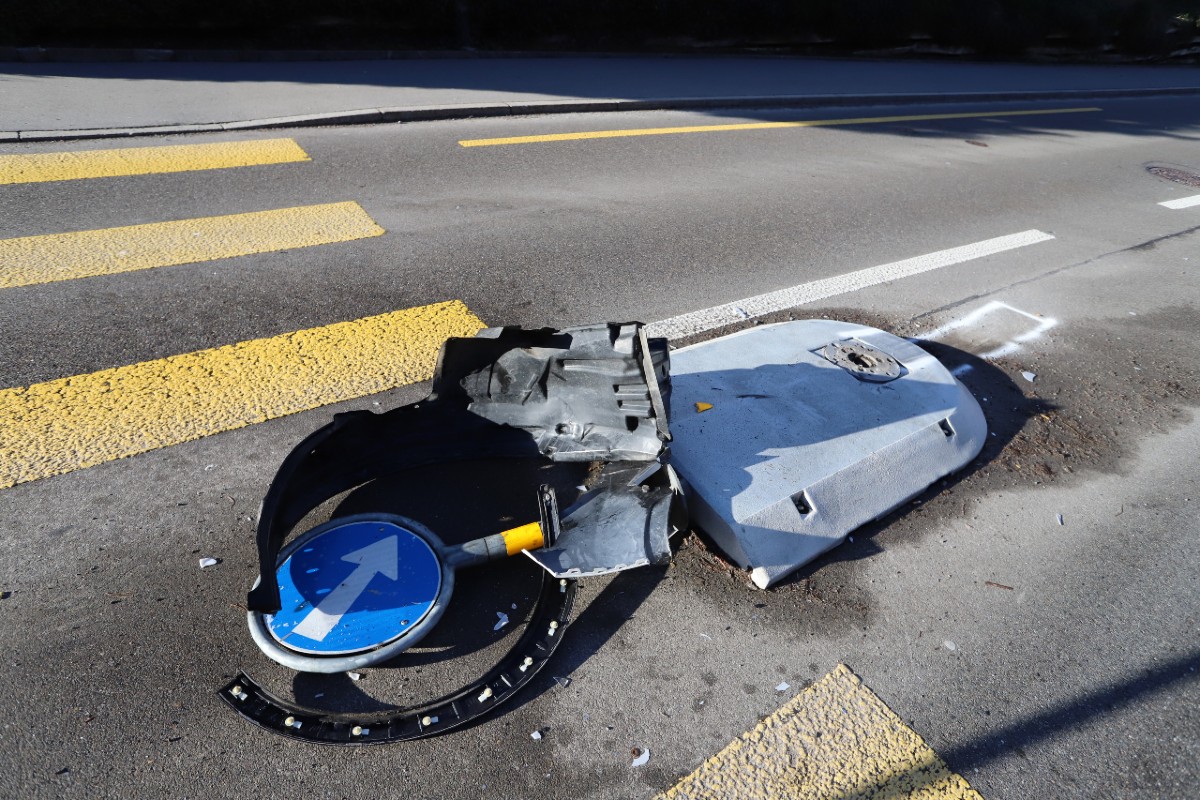 Bild der in St. Gallen umgefahrenen Signaltafel auf der Fussgängerinsel