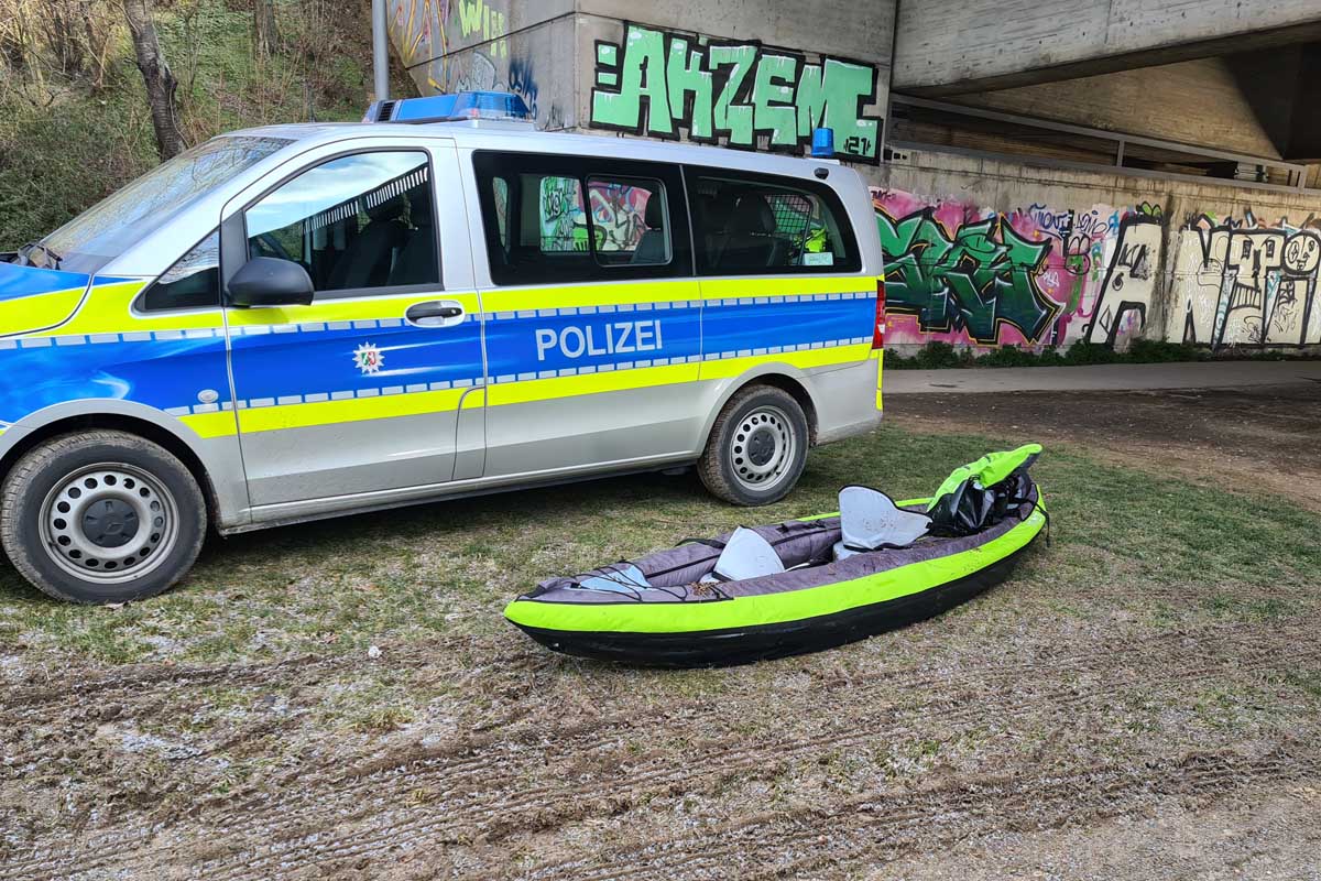 Feuerwehrleute drangen dazu geschützt durch Nässe- und Kälteschutzanzüge mittels eines sogenannten "Rescue Sled" zu den in Not geratenen vor und brachten diese zurück an Land
