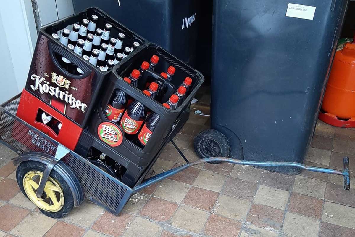 Der Wagen ist blau und hat zwei unterschiedlich farbige Felgen