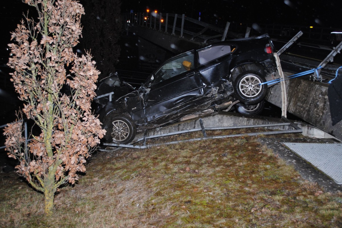 Grenchen SO – Das Fahrzeug verkeilte sich zwischen Brückenkopf und Geländer