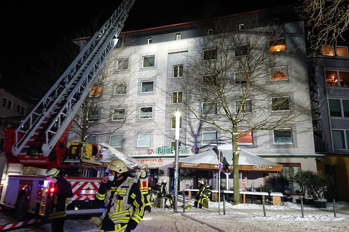 Feuer in einem mehrgeschossigen Wohnhaus in Bochum