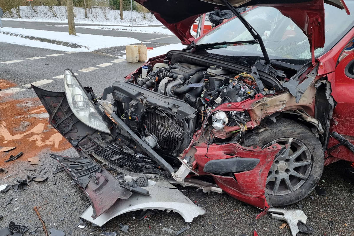  Drei Verletzte bei schwerer Kollision auf der B73 in Horneburg