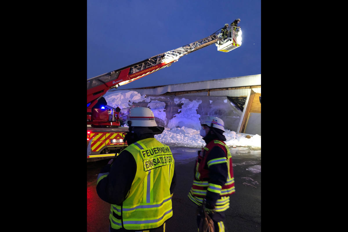 Industriehallendach stürzt unter Schneelast ein in Bad Salzuflen