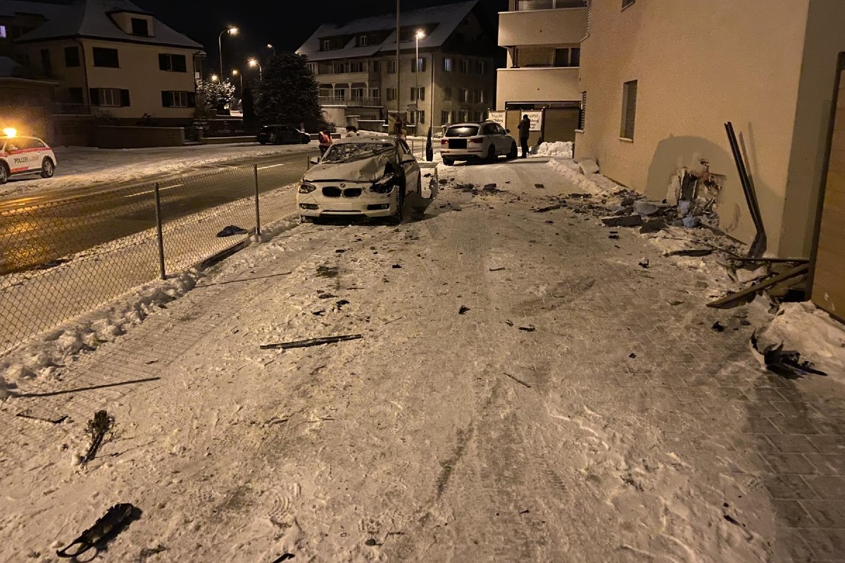 Laufen BL – Betrunkener kollidiert mit geparktem PW und Hausmauer