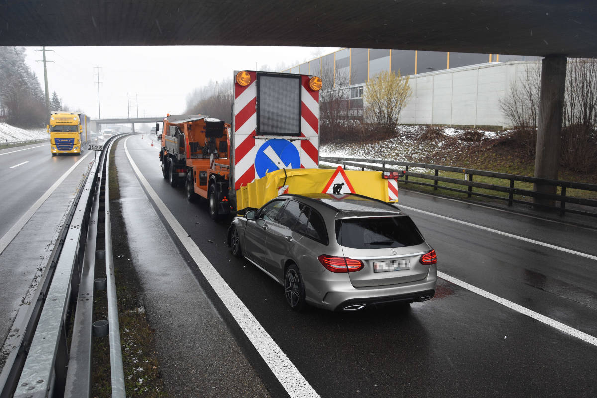 Mit Mercedes in Signalisationsanhänger geprallt auf der A1 bei Wil