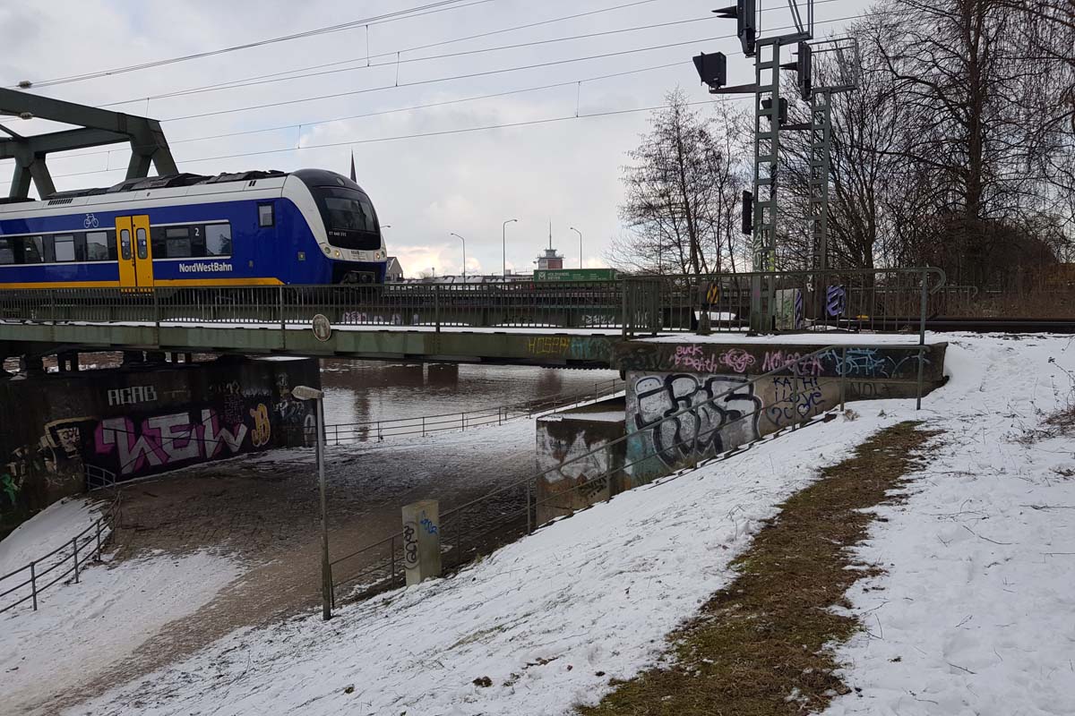 Rodelnde Kinder am Bahndamm verursachen Zugverspätungen in Bremen