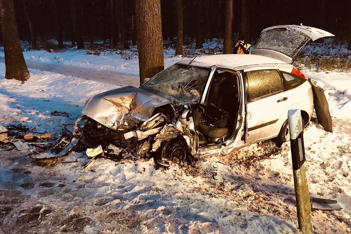 Die Fahrerin des VW Golf´s wurde von der Feuerwehr Patientenschonend gerettet und ins Diakonie Krankenhaus nach Rotenburg gefahren