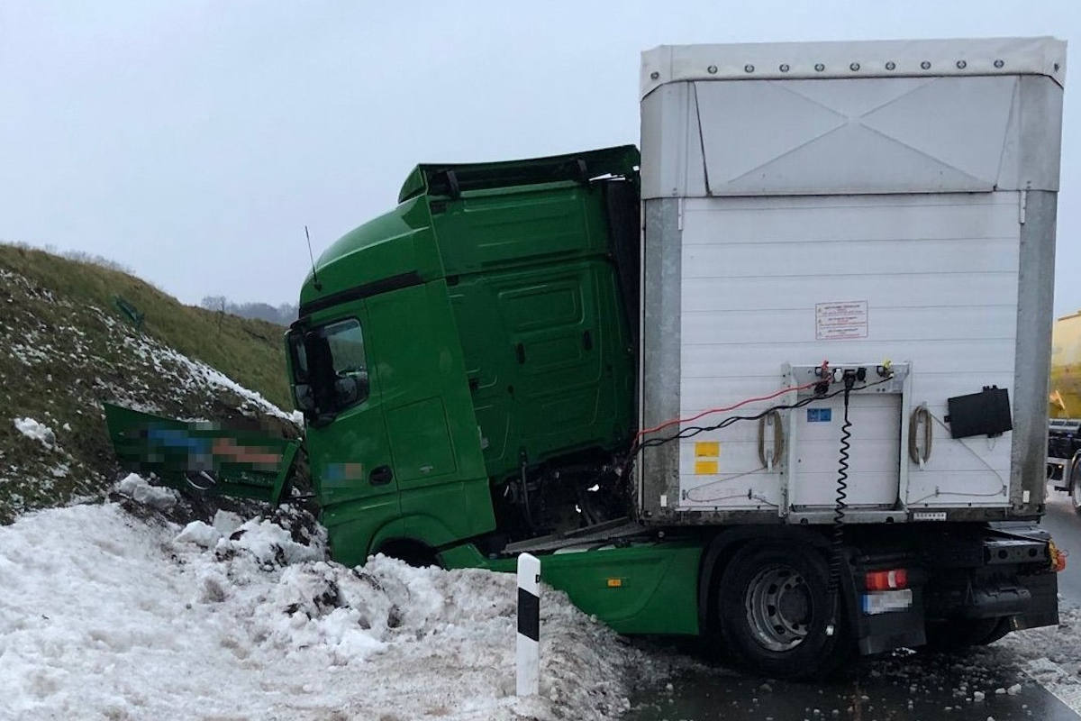 LKW verursacht schweren Unfall auf der A33 bei Bielefeld