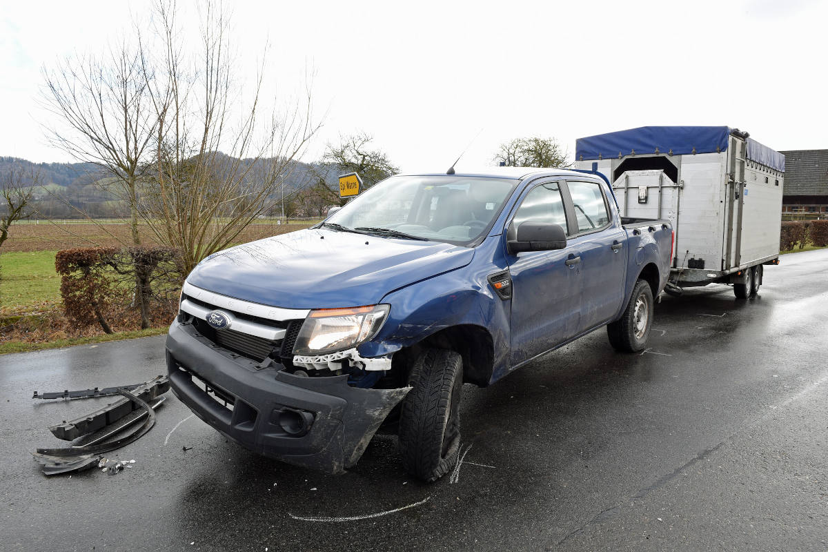Auto landet bei Langnau in Bach